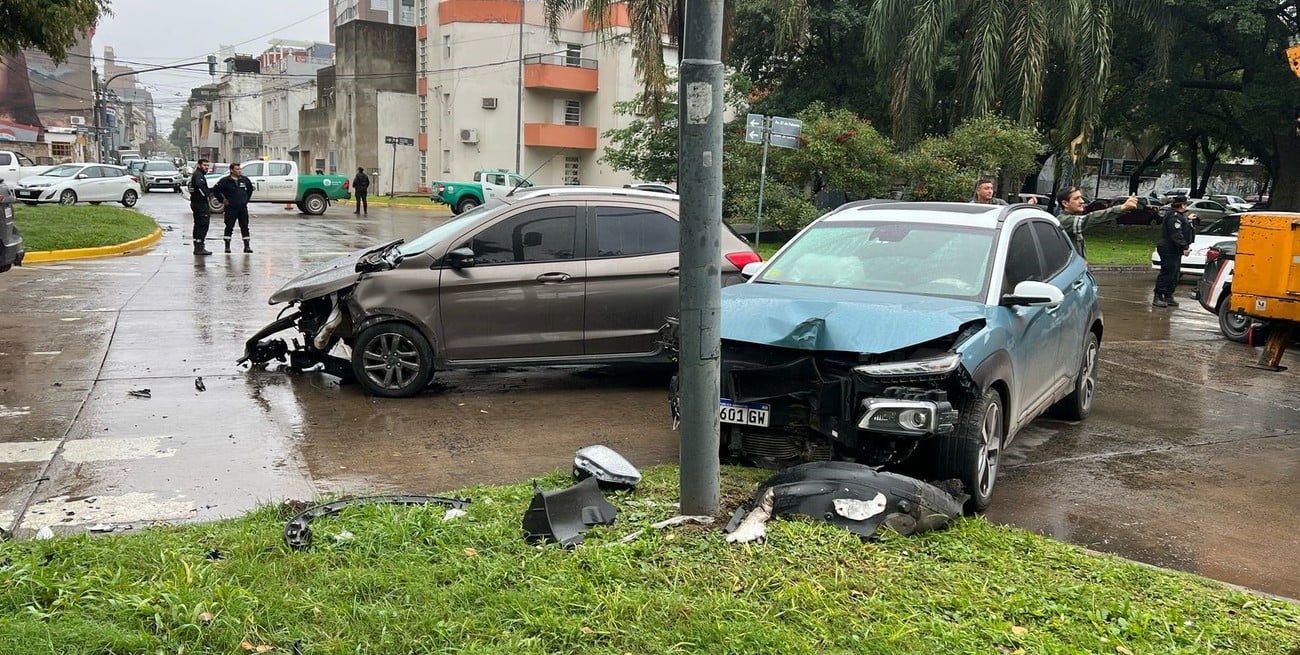 Suelo mojado: fuerte choque en la zona céntrica de Santa Fe