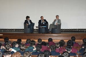 En vez de clases tradicionales, los alumnos se encontraron en una sala del Cine Garay, dispuestos a pensar, preguntar y debatir. 
