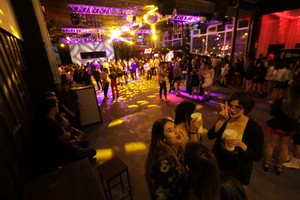 Los jóvenes aguardan un corredor seguro para llegar e irse del boliche. Crédito: Mauricio Garín