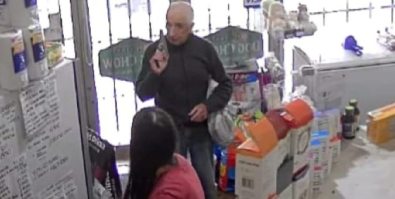 Insólito robo en Santa Fe: un hombre de casi 80 años asaltó una dietética a mano armada y se dio la fuga