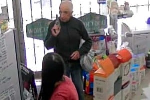 El momento en que el hombre exhibe el arma de fuego y amenaza a la empleada.