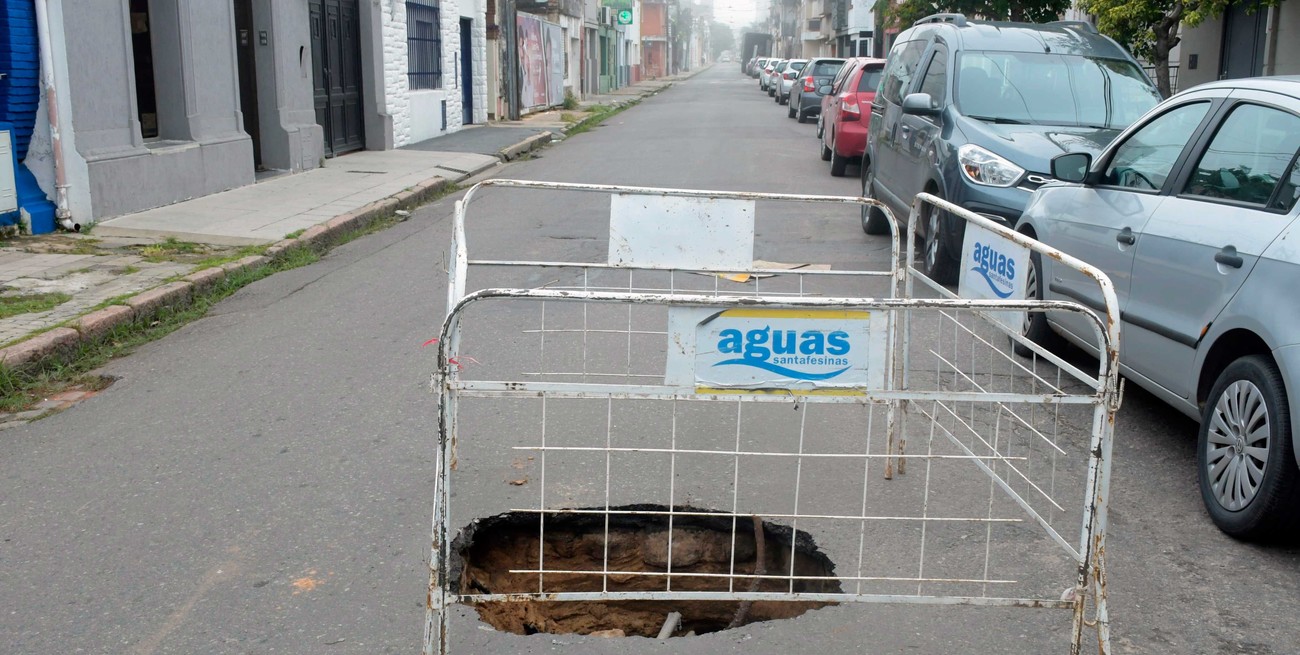 Un socavón sorprendió a vecinos del sur de la ciudad de Santa Fe