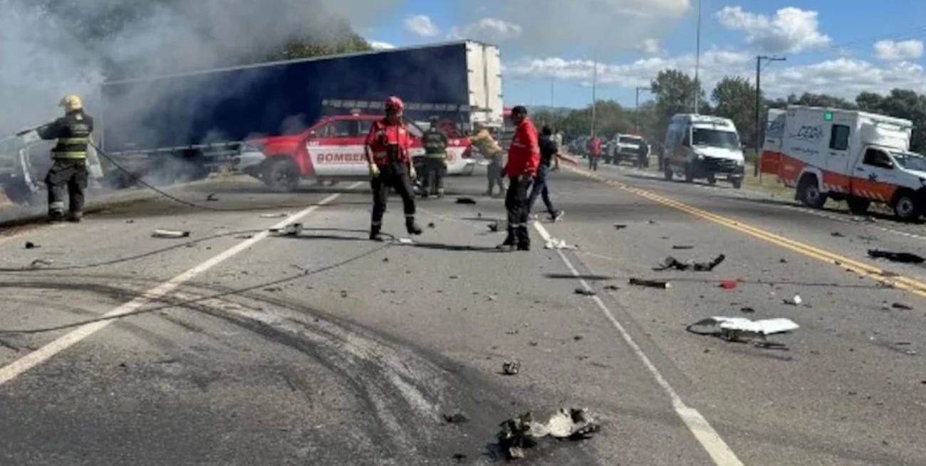 Tragedia en Córdoba: chocó de frente contra un camión y murió carbonizado