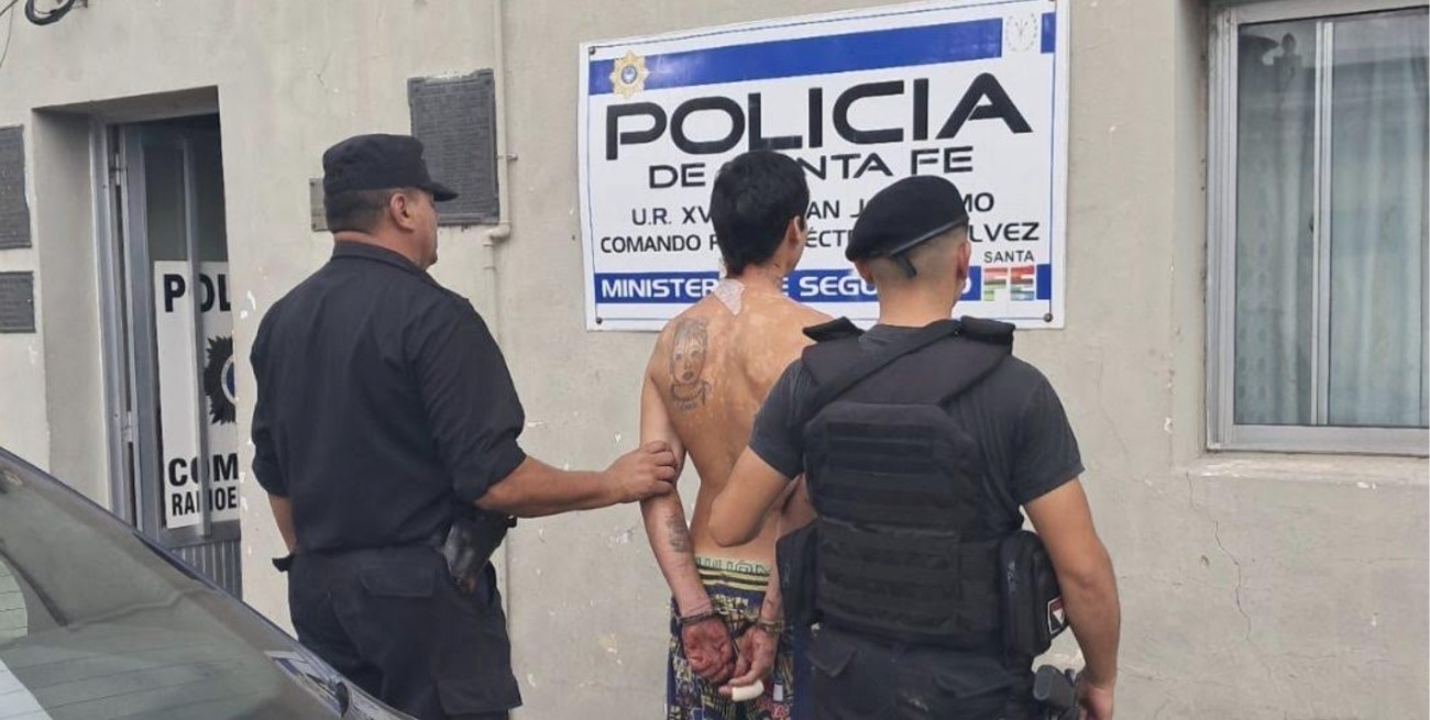 Había robado a un viajante en Gálvez, lo descubrieron y quiso escaparse amenazando a la policía con una garrafa