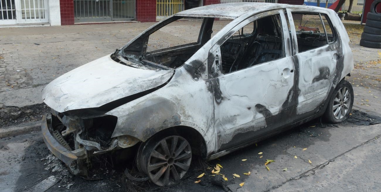 Se investiga el incendio total de un automóvil en barrio Candioti