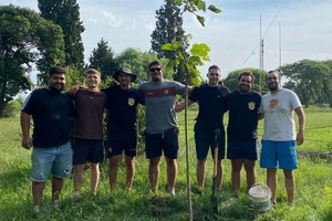 Representantes de la camada ’98 de Capibá RC y un gesto emotivo que honra la memoria de quien fuera un gran compañero, como el recordado Franco Sarli.