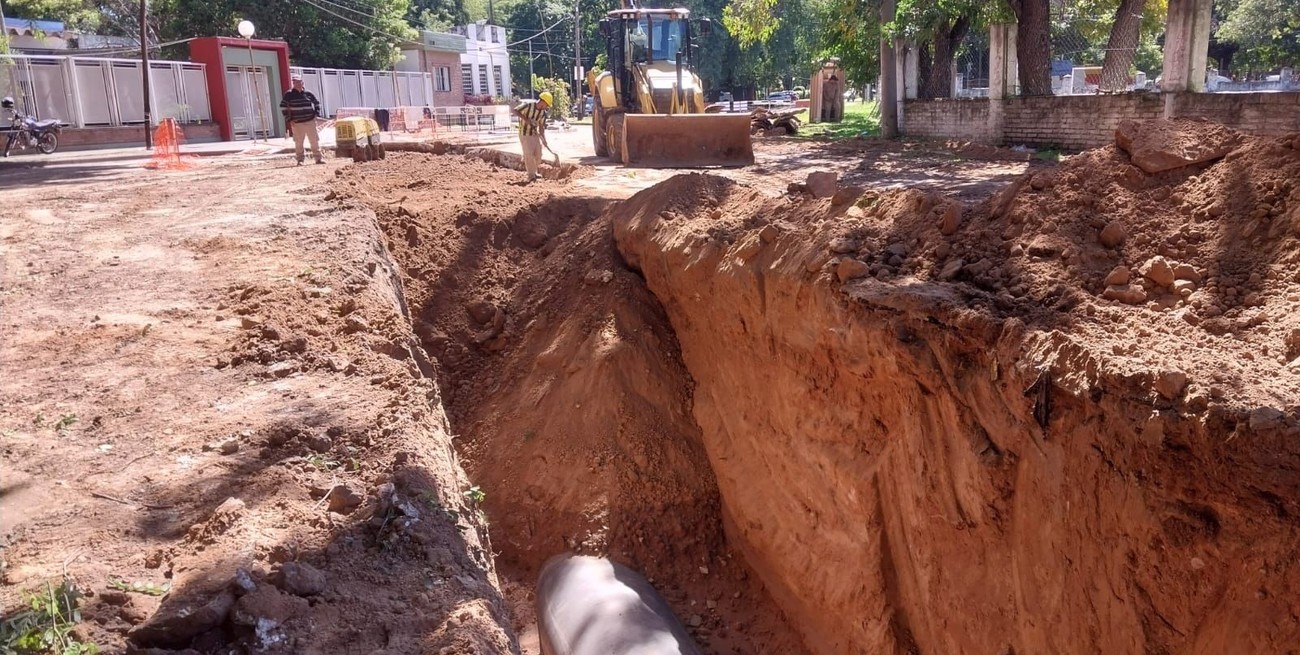 Comenzó con un socavón y ahora es una obra enorme frente a la escuela Avellaneda