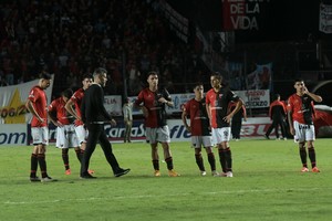 Colón perdió 1 a 0 en el Centenario ante San Telmo, con el gol de Elías Brítez en tiempo adicionado al reglamentario. Fotos: Carolina Niklison.