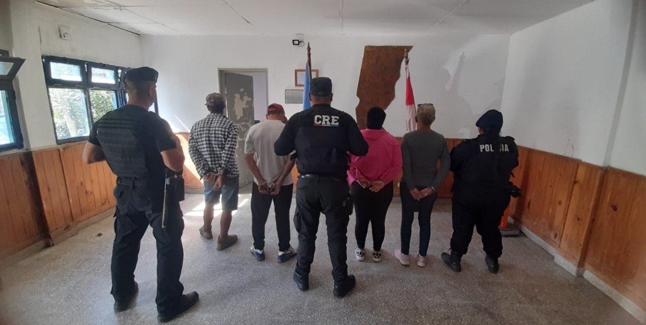 Dos parejas trataron de robar fernet y maní para la picada