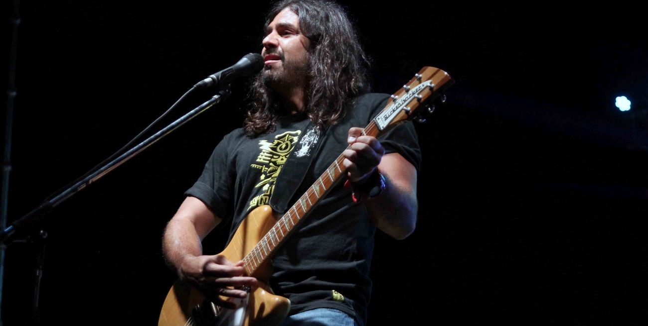 Acusaron al cantante de La Mancha de Rolando de atropellar a un motociclista y huir del lugar