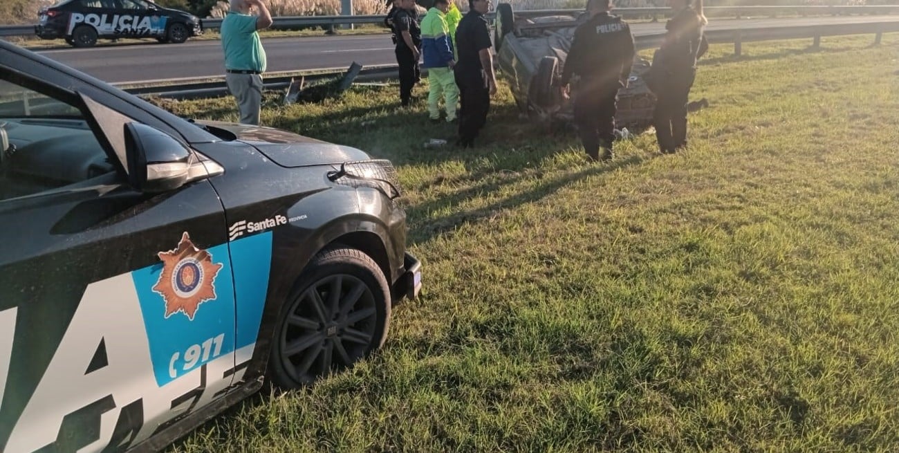 Despiste y vuelco en la autopista, frente al hotel del club Colón