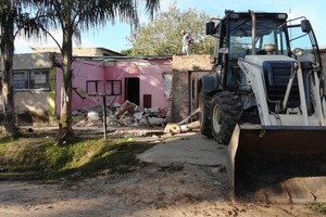 El derribo se realizó con la ayuda de maquinaria pesada.