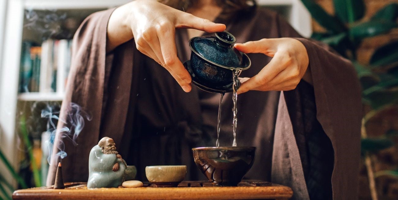 Cómo usar un vaso de agua para limpiar energías al dormir