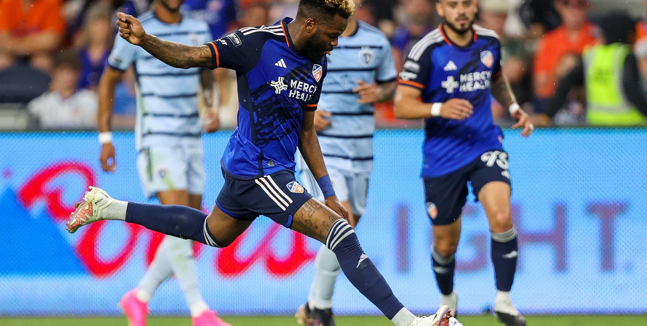 Murió Aaron Boupendza, ex-goleador de la liga turca, tras caer de un edificio en China