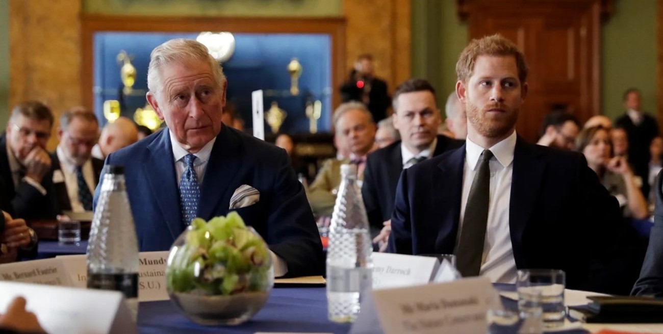 Aseguran que la relación entre el príncipe Harry y el rey Carlos continúa tensa