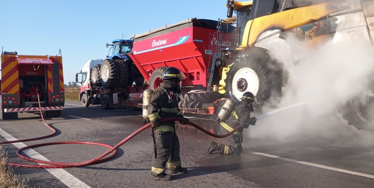 Incendio en Ruta 34: una cosechadora quedó destruida tras prenderse fuego sobre un carretón