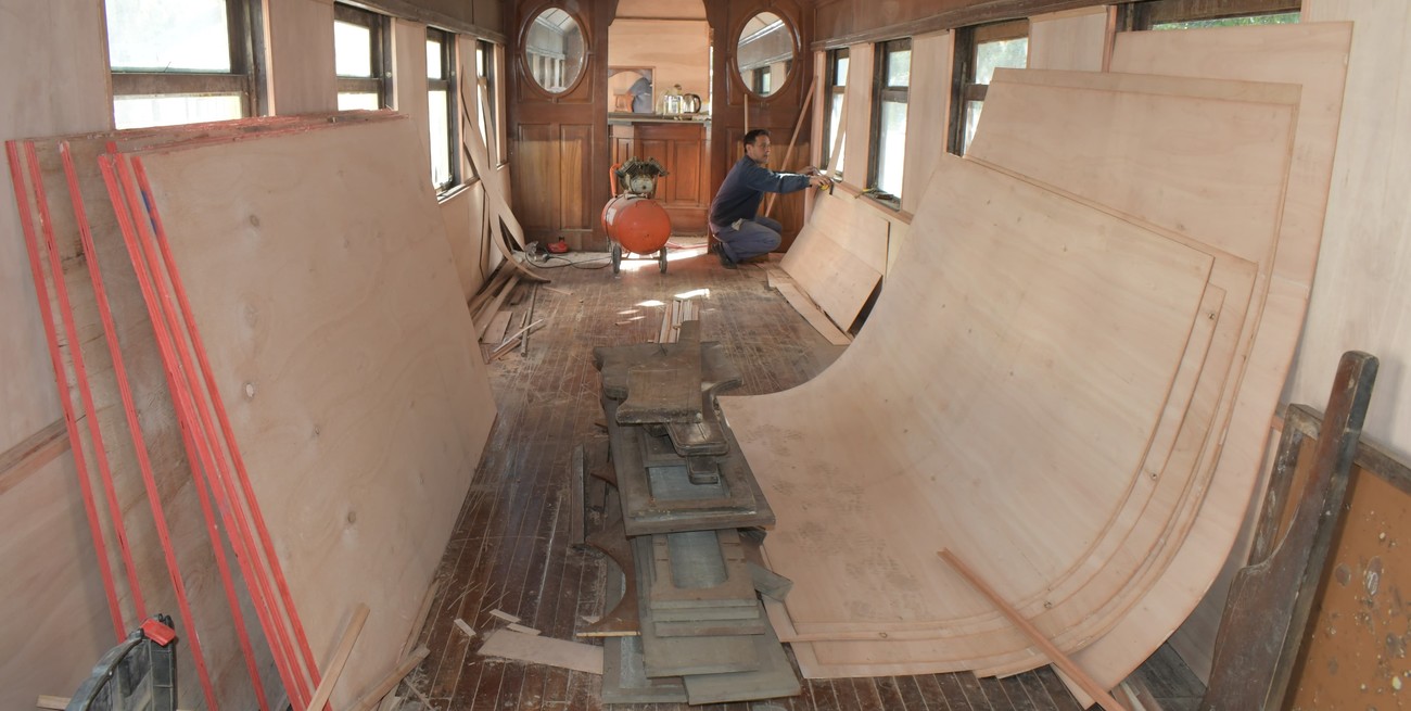 Restauran una vez más el centenario vagón C851 frente a El Molino