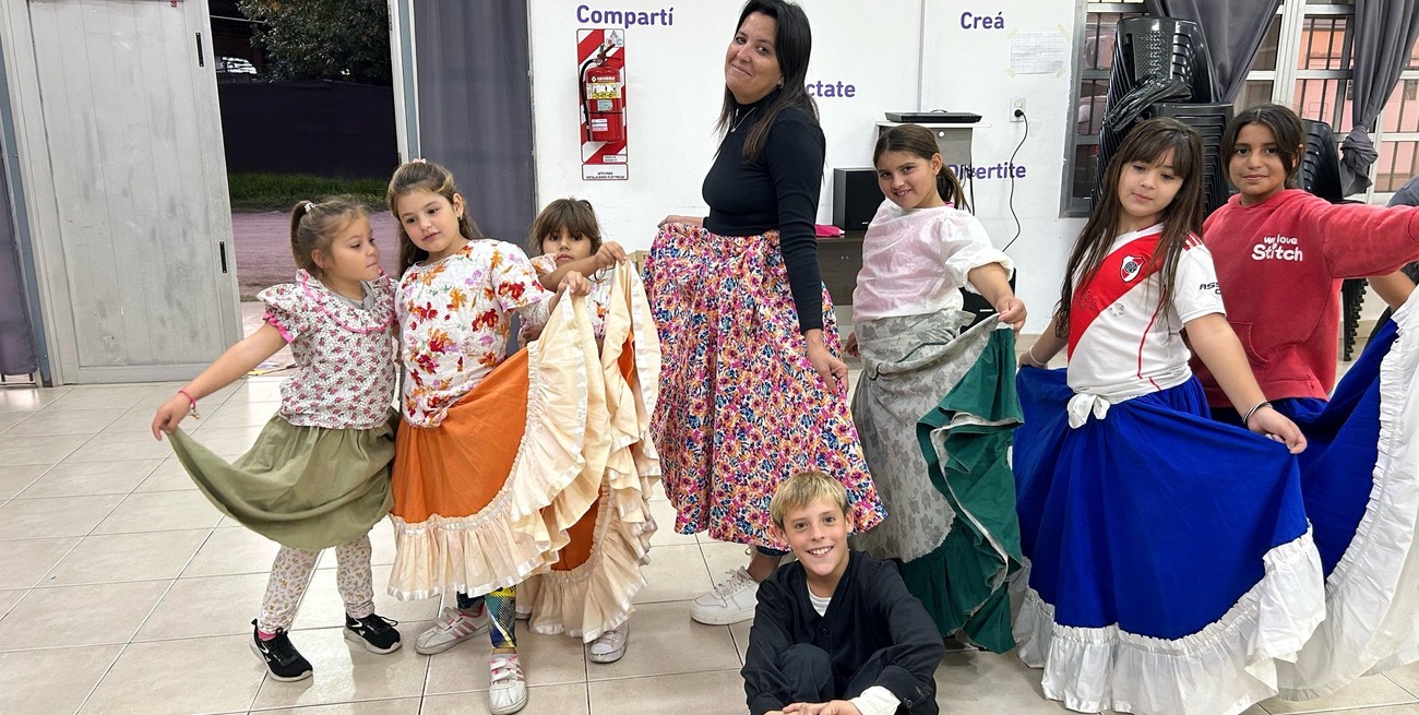 Niños de Centro de Día participan del taller del folklore en Pilar
