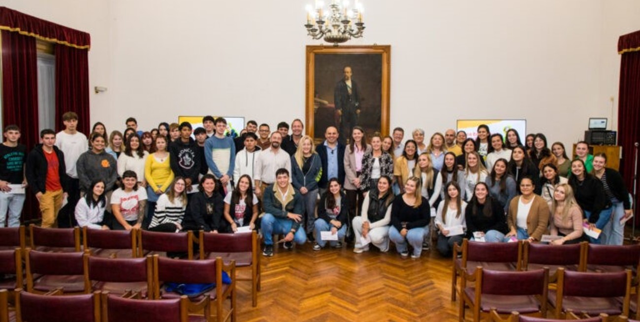 Entregan becas terciarias y universitarias a estudiantes esperancinos