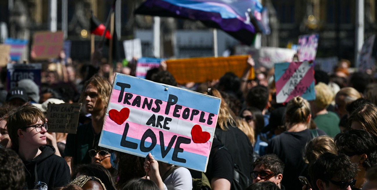 Miles de personas marcharon en defensa de los derechos trans en Londres 