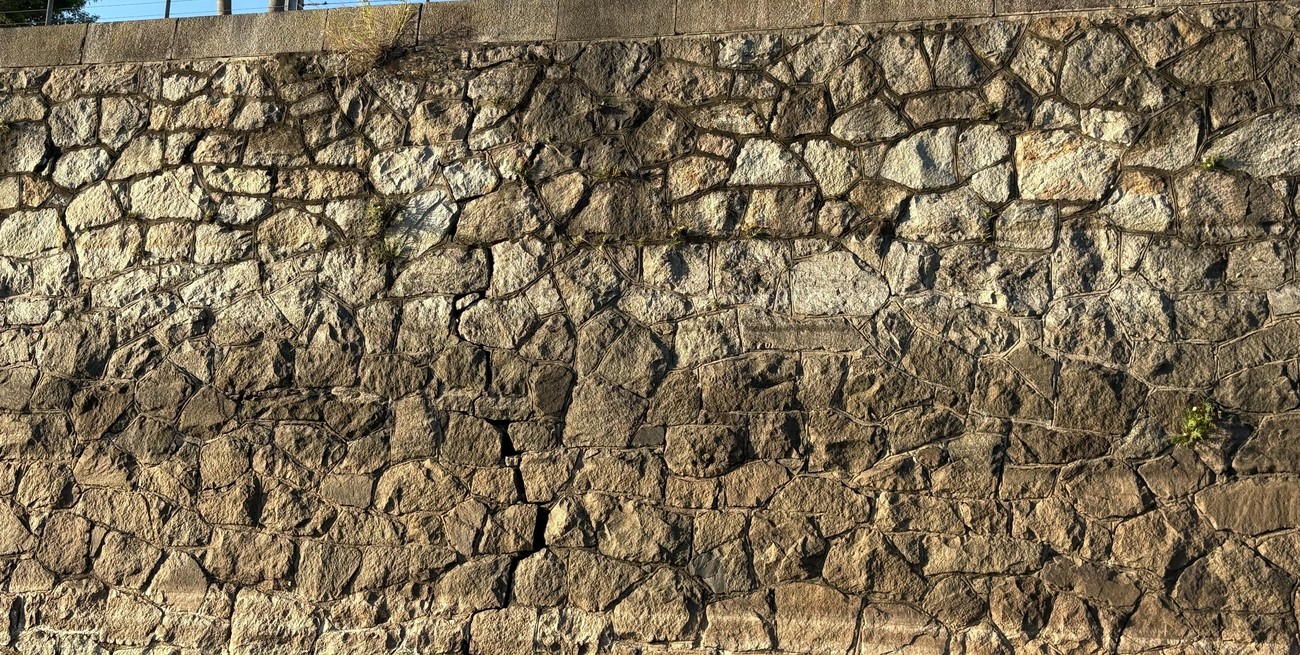 Se advierte una importante rajadura en el muelle desmoronado del Dique 1 del Puerto de Santa Fe