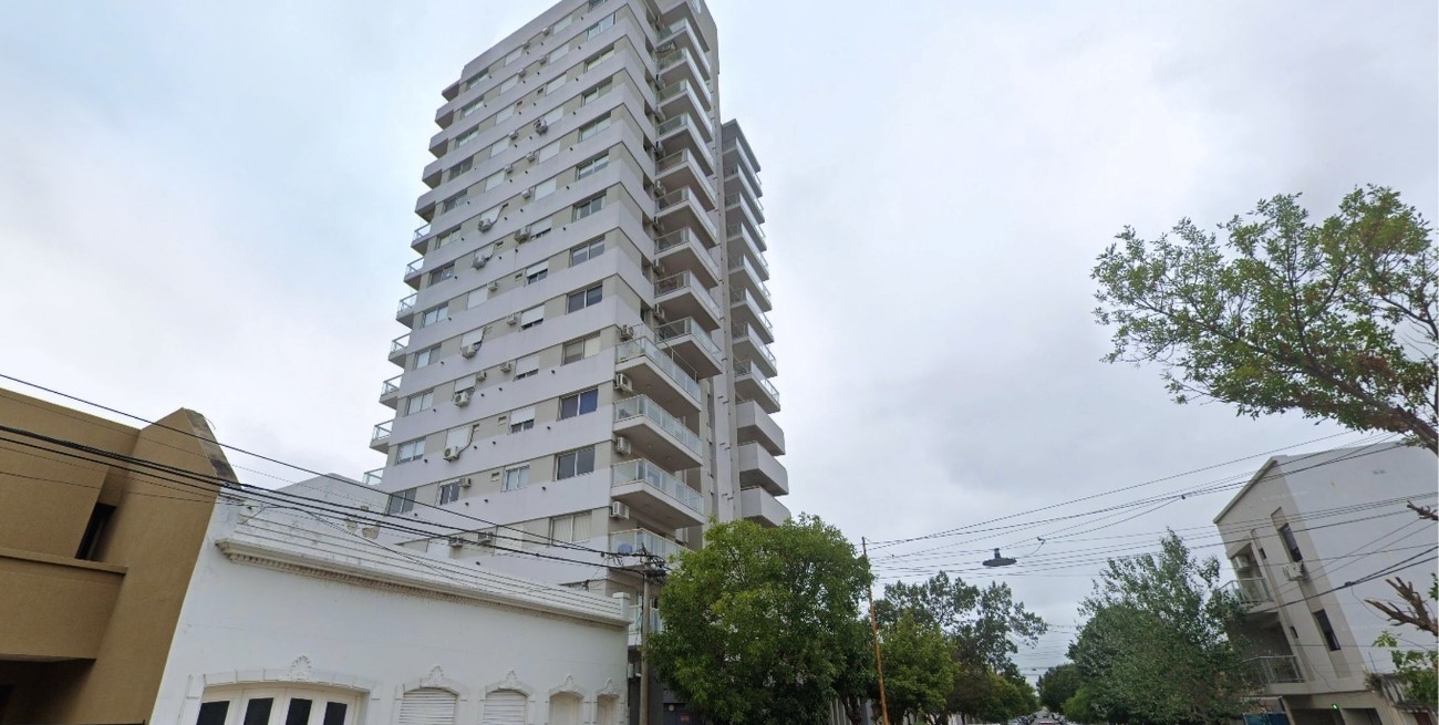Un chico de 15 años murió tras caer desde el sexto piso de un edificio en barrio Sur