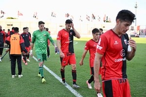Colón se trajo otra derrota de San Martín: cayó 2-3 ante Chacarita. Fotos: Juan Manuel Foglia.