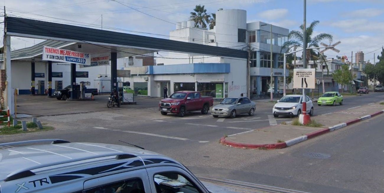 Lo asaltó y dijo que era una broma: el insólito robo en una estación de servicio