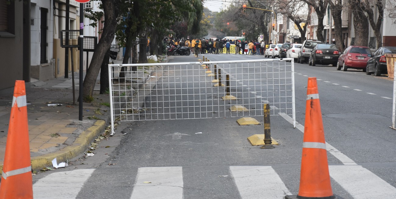 Tránsito interrumpido sobre calle Urquiza en la esquina con Lisandro de la Torre