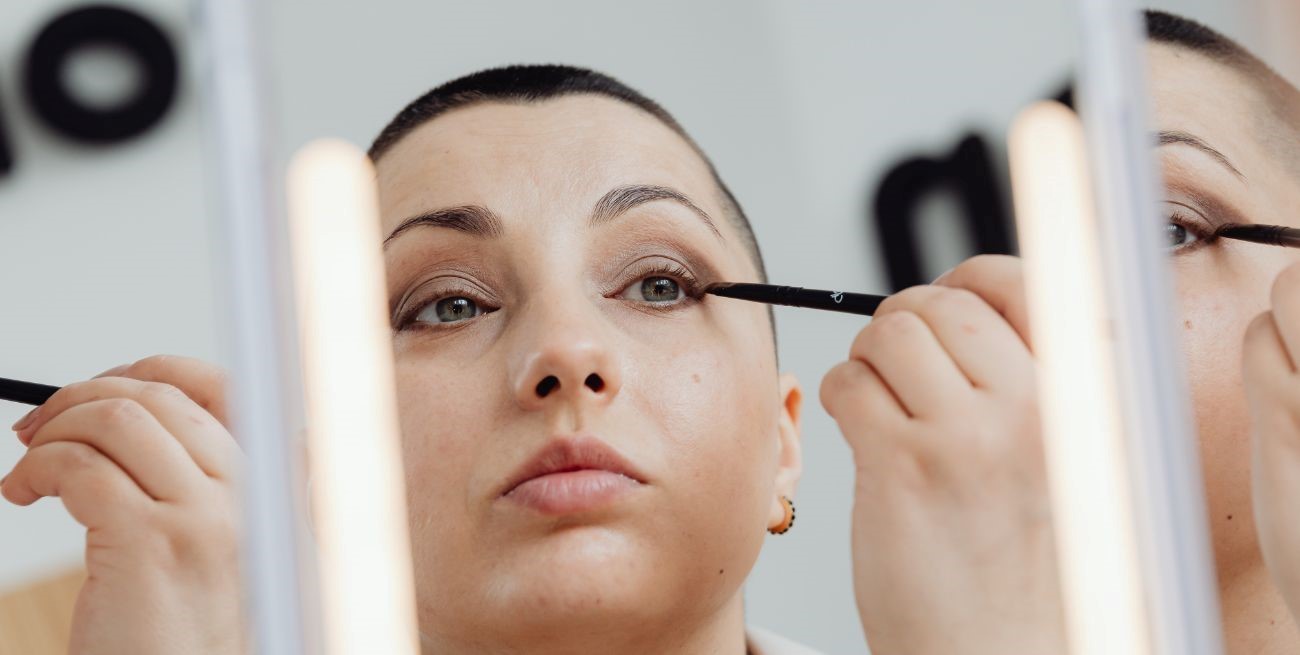 Cómo usar una cuchara para lograr un delineado perfecto