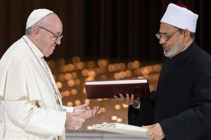 Francisco junto al Gran Imán de Al-Azhar, el egipcio Ahmed al-Tayeb.