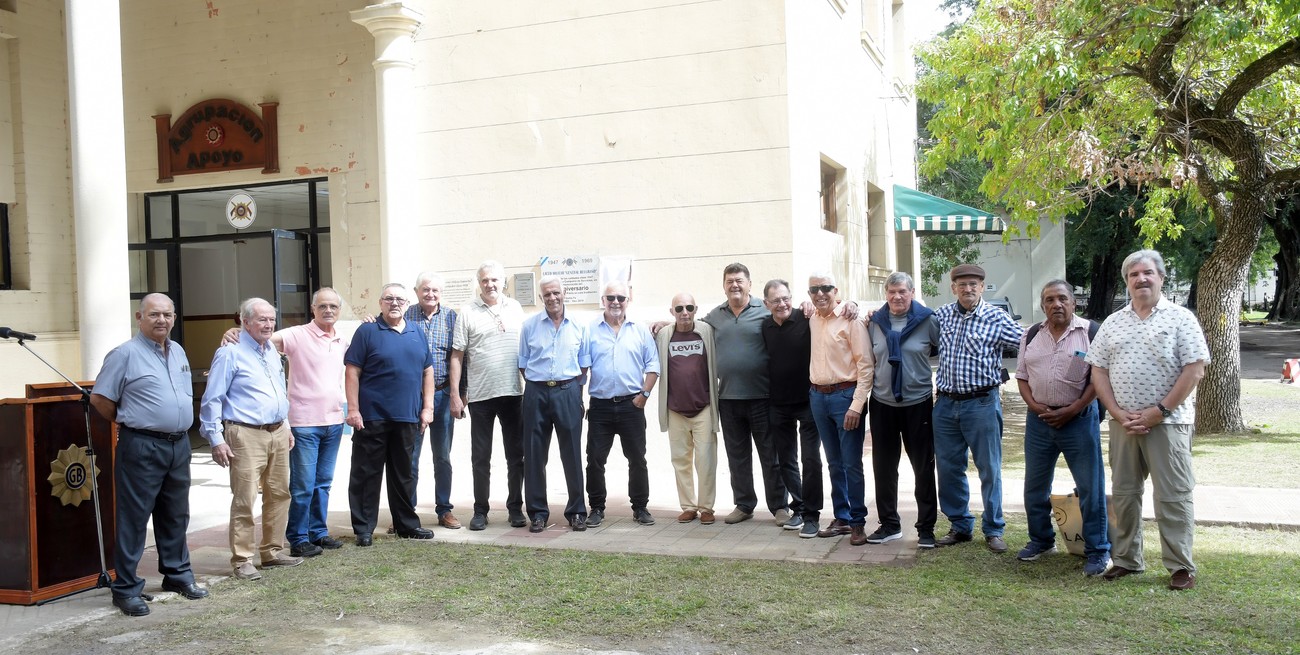 La emotiva historia de los "ex colimbas" reconocidos por haber cumplido 50 años de servicio y de amistad