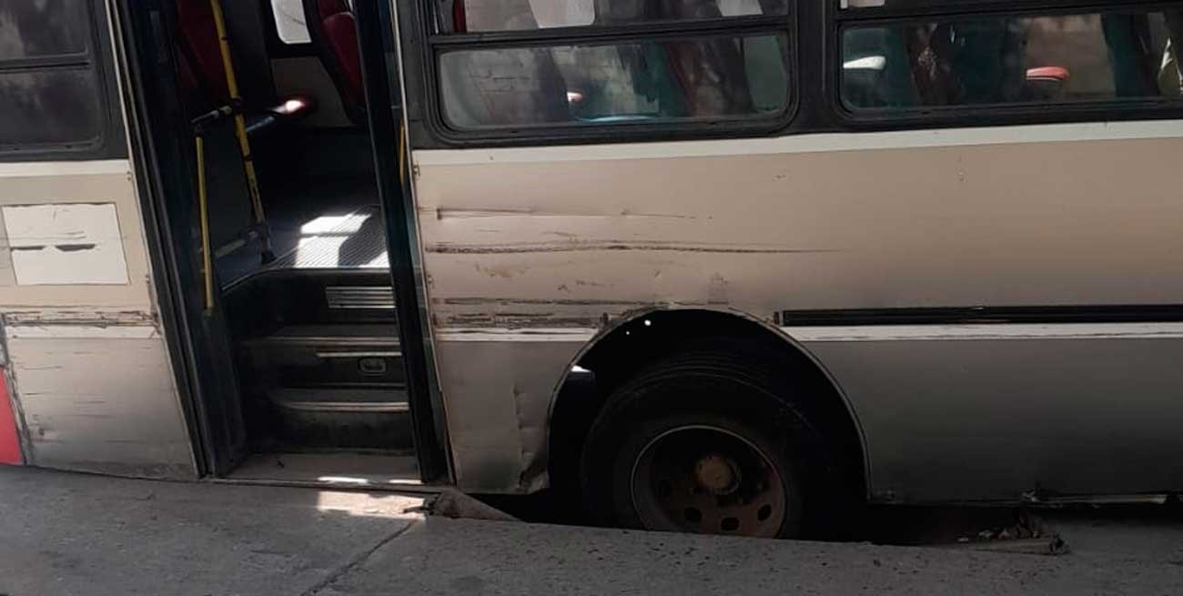 Peligro socavón: un colectivo quedó atrapado en el oeste de la ciudad de Santa Fe