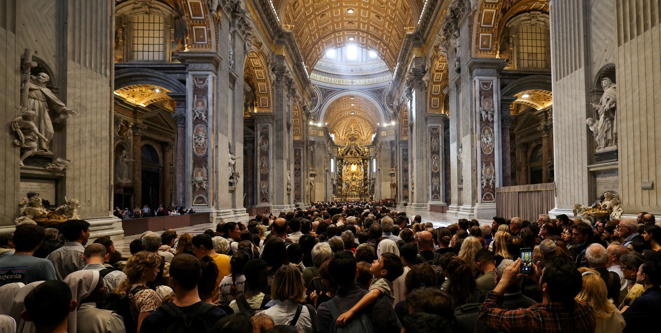 El mundo entero despide a Francisco: 20 mil fieles en la primera jornada en el Vaticano
