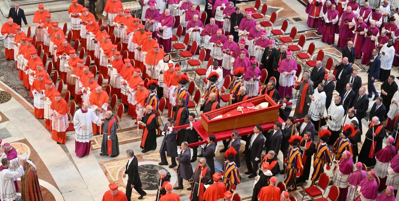 Milei viaja a Roma con algunos ministros para participar del funeral del Papa Francisco