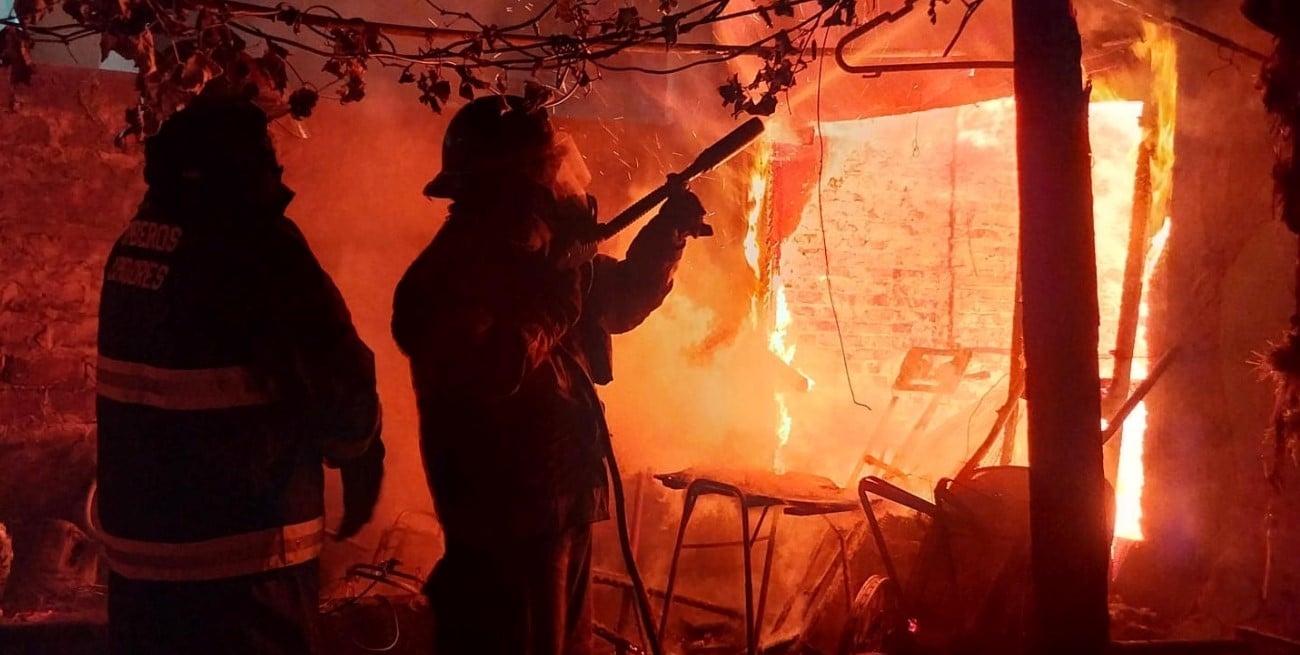 Devastador incendio de una vivienda en barrio Coronel Dorrego