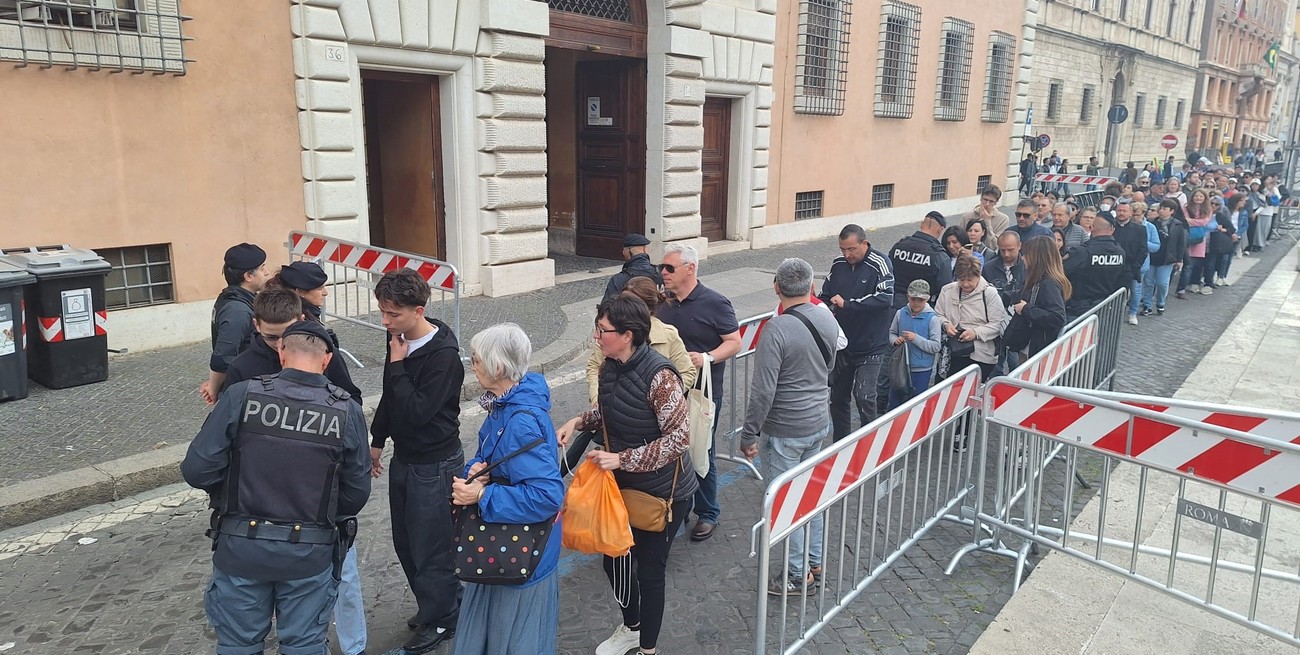 El panorama de la plaza San Pedro en la previa al funeral de Francisco y la presencia santafesina