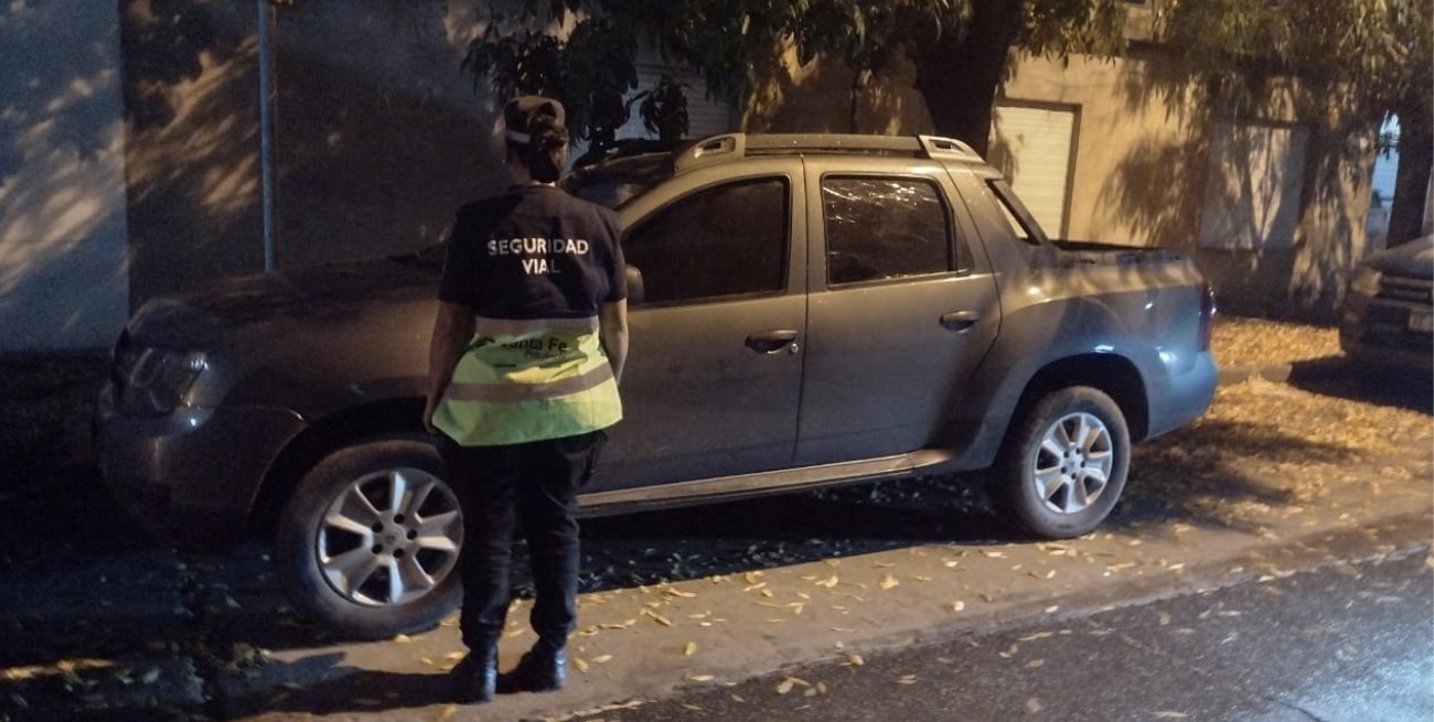 Lo pararon en la autopista y descubrieron que manejaba una camioneta robada