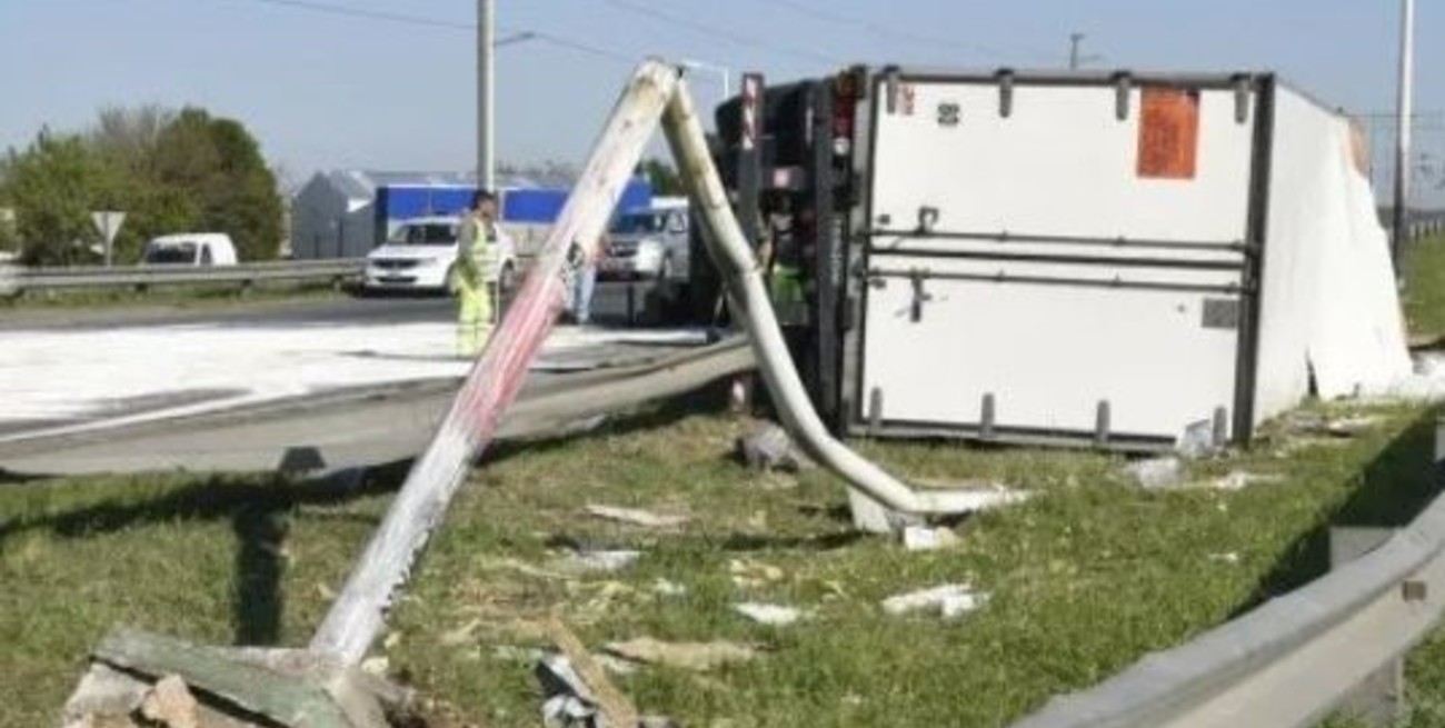 Volcó un camión cargado de electrodomésticos que perseguían a los tiros en la autopista Santa Fe - Rosario