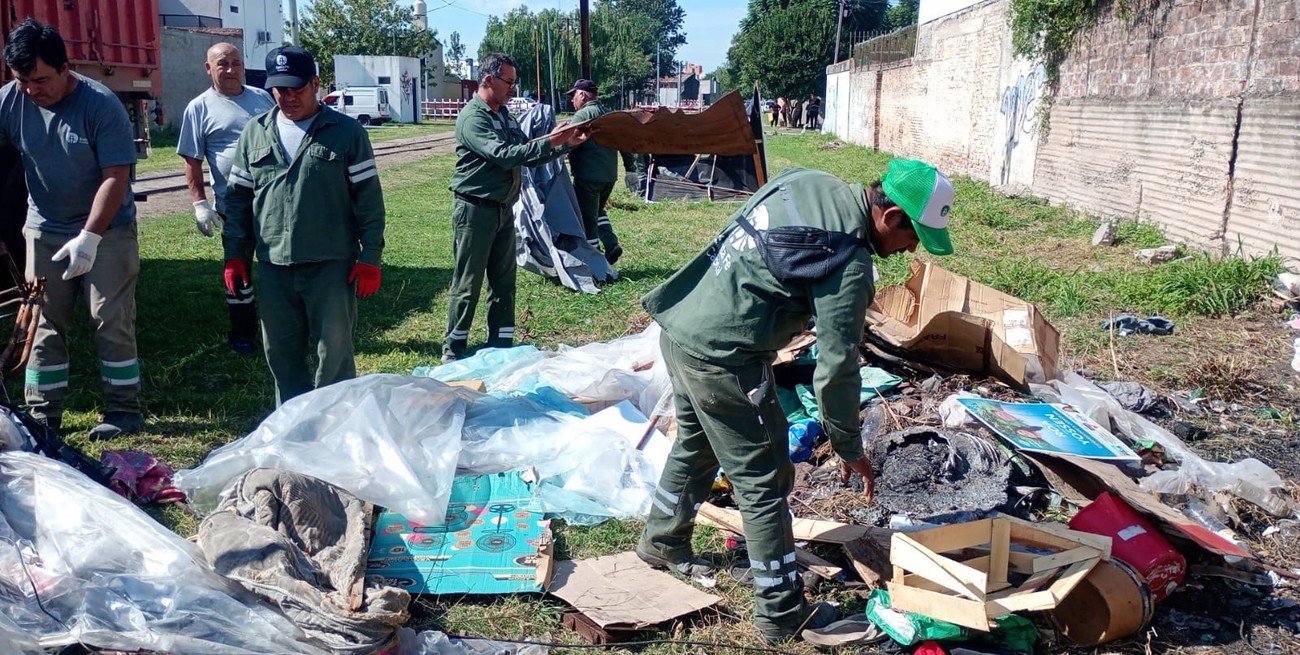 Desalojaron a las personas que pernoctaban en terrenos ferroviarios en el oeste de la ciudad de Santa Fe