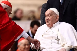 A Francisco le toca hacer su pascua, pasar de este mundo al Padre de la misericordia.