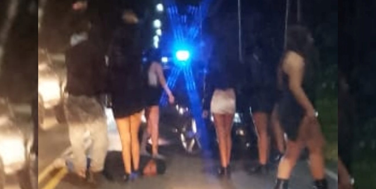 Moto derrape e incidentes a la salida de un boliche en la ruta 168