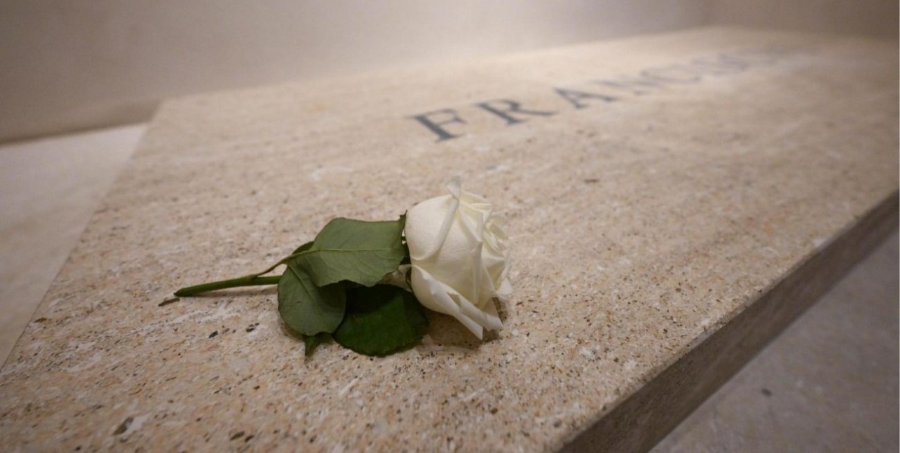 Una rosa blanca sobre la tumba del Papa Francisco: el último signo de su vínculo con Santa Teresita