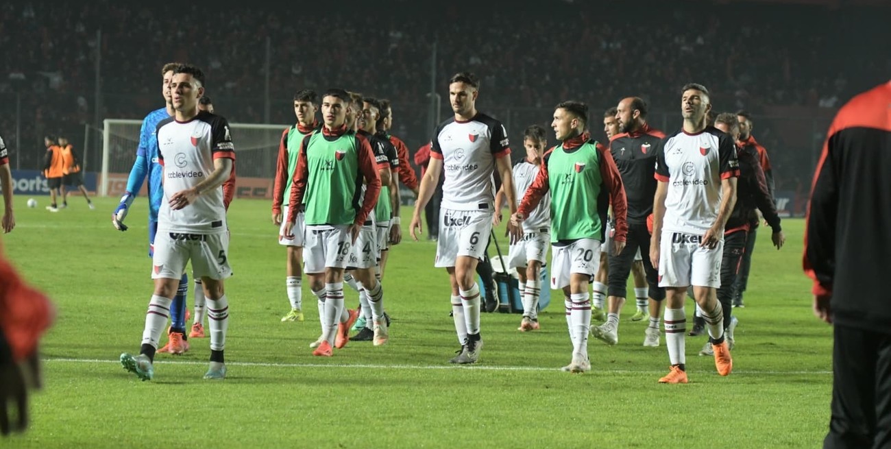 La camiseta de Colón es “XXXL”: le quedó grande a estos jugadores