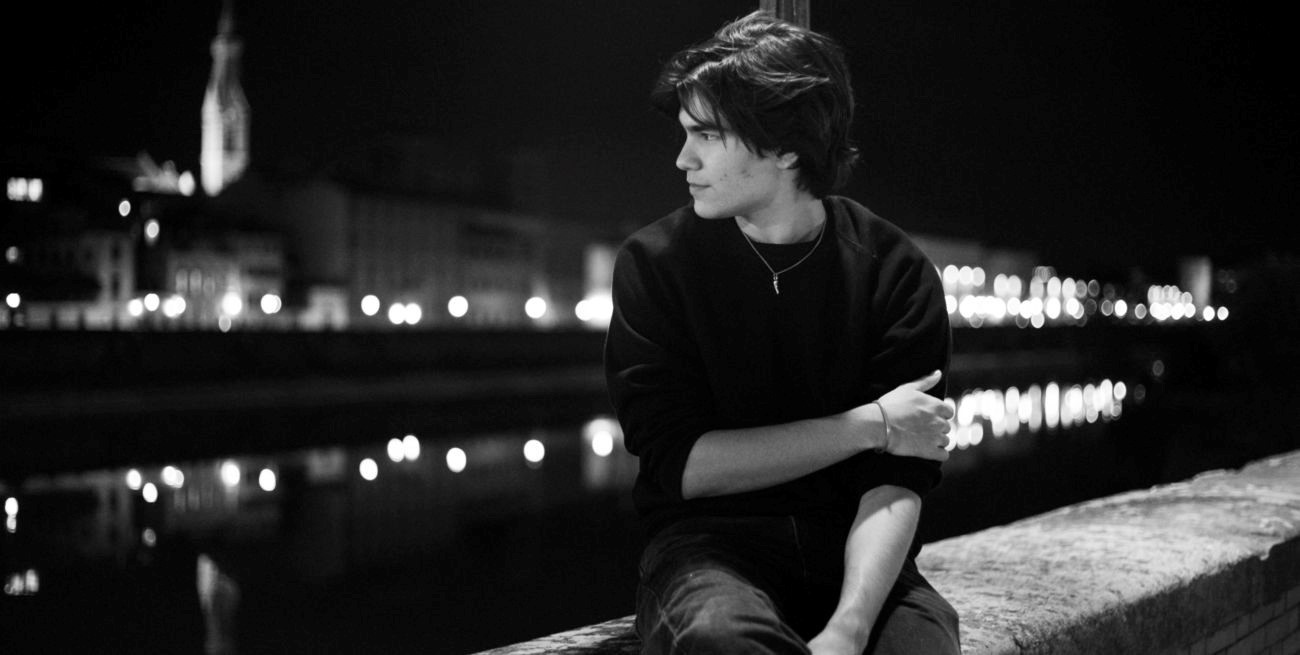 Simón presenta "Roses", su más reciente single