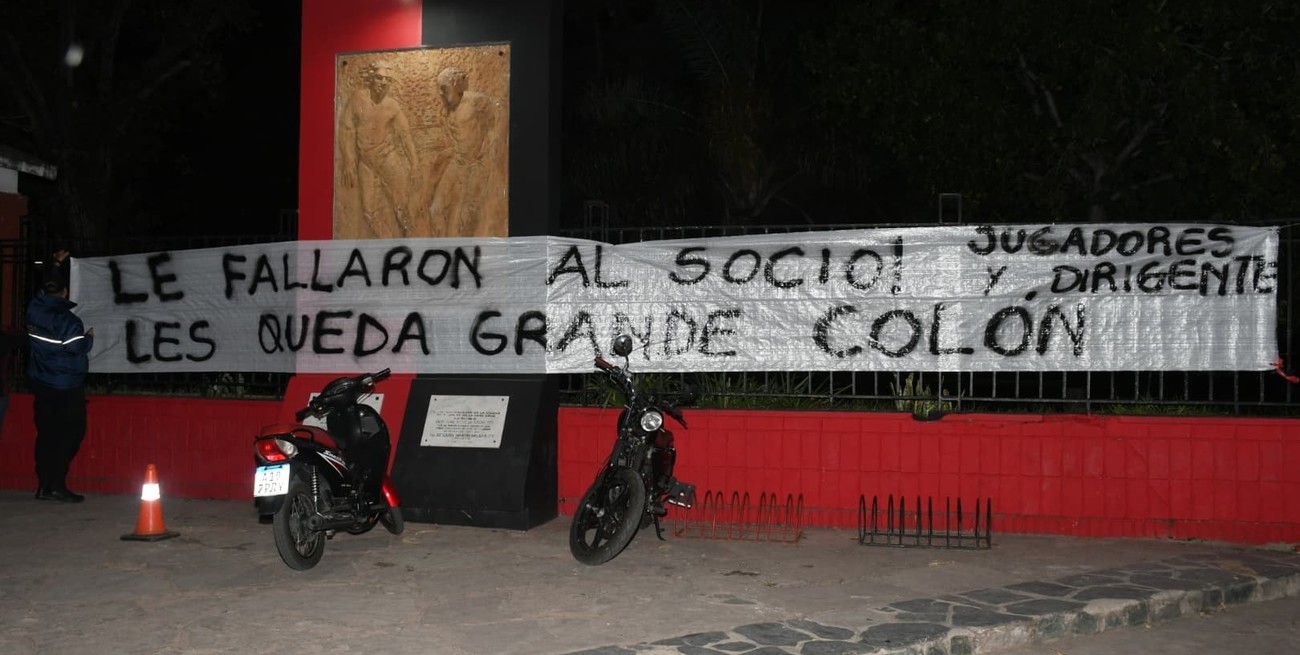 Hinchas de Colón colgaron una bandera en la sede