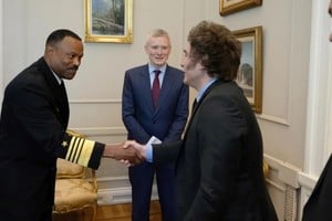29 de abril de este año. El almirante Alvin Holsey, sucesor de la generala Laura Richardson al frente del Comando Sur de los Estados Unidos, saluda a Javier Milei en la Casa Rosada. El presidente argentino lo recibió con todos los honores.