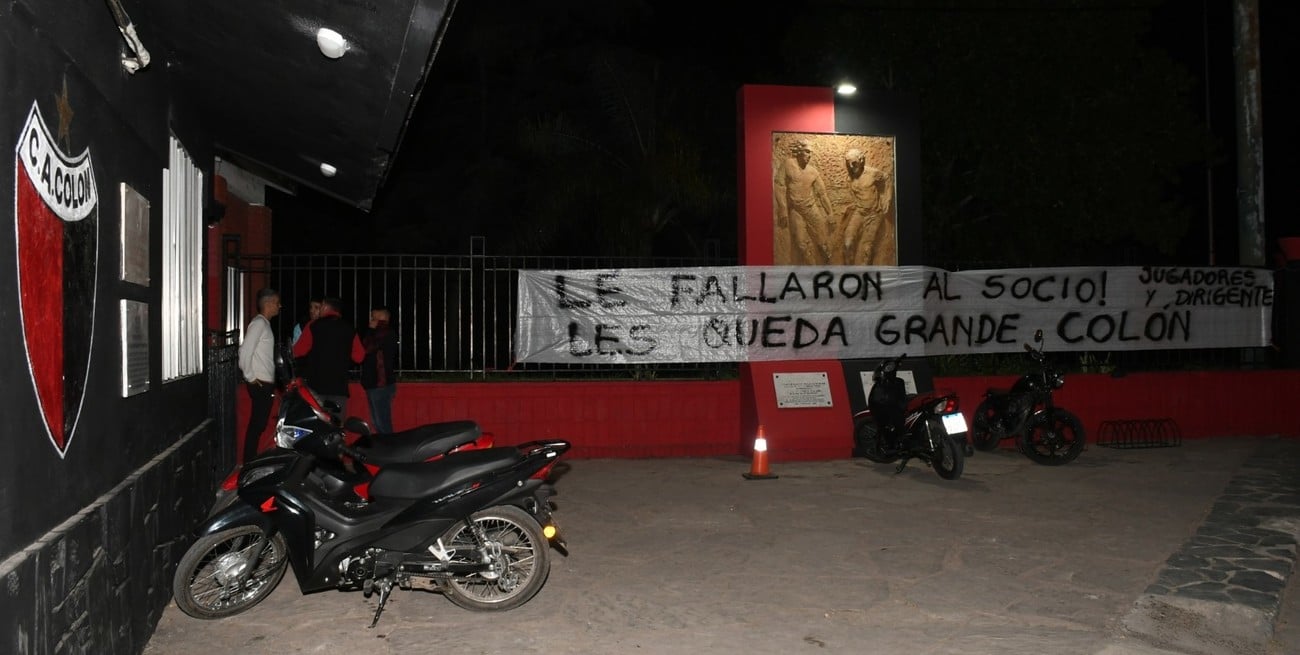 Reunión "de urgencia", gente en la sede de Colón y renuncias a Godano   
