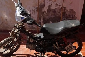 La moto fue recuperada, habían limado motor y chasis y la estaban desarmando. Foto: Unidad Regional XV.
