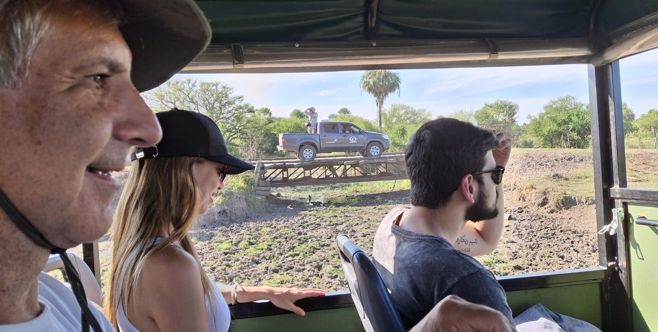 En unimog por el Bajo Vénica, un exótico palmar que contrasta con el resto del paisaje de Jaaukanigás